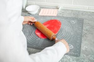 gebakje chef maakt mastiek naar versieren taart. elastisch deeg, heerlijk gebakjes, Koken werkwijze. huis productie, hobby's, ondernemerschap. foto