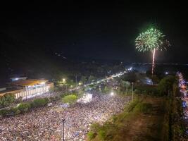 viering. horizon met vuurwerk licht omhoog lucht in ba hol berg, tay ninh stad, Vietnam. mooi nacht visie stadsgezicht. vakantie, vieren nieuw jaar en tet vakantie foto