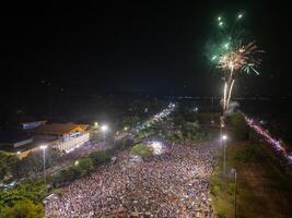 viering. horizon met vuurwerk licht omhoog lucht in ba hol berg, tay ninh stad, Vietnam. mooi nacht visie stadsgezicht. vakantie, vieren nieuw jaar en tet vakantie foto