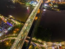 antenne visie van ho chi minh stad horizon en wolkenkrabbers in centrum van hart bedrijf Bij ho chi minh stad binnenstad. bruggen en veel gebouwen, lokaal huizen foto