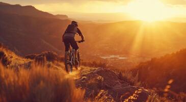 ai gegenereerd een Mens is rijden zijn berg fiets langs een terrein Bij zonsopkomst foto