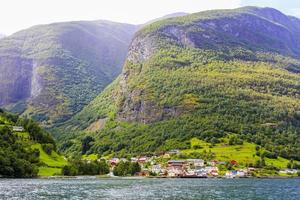 mooi en kleurrijk toeristisch undredal dorp aurlandsfjord sognefjord noorwegen. foto