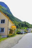 kleurrijke houten huizen en architectuur undredal village aurlandsfjord sognefjord noorwegen. foto