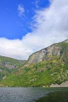 noors prachtig berg- en fjordlandschap, aurlandsfjord sognefjord in noorwegen. foto