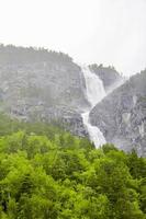 waterval in aurlandsfjord aurland sognefjord in noorwegen. foto