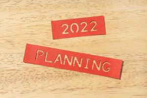 nieuw jaar 2022 planningsconcept. gestanste labels op houten tafel foto