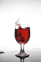 spatten cocktail in een wijn glas foto
