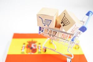online winkelen, boodschappen doen kar doos Aan Spanje vlag, importeren exporteren, financiën handel. foto