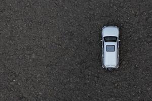 concept voor op reis en buitenshuis activiteiten. foto van een speelgoed- auto Aan de weg. na sommige bewerkingen.