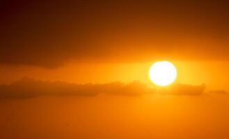 zonsondergang met wolk foto