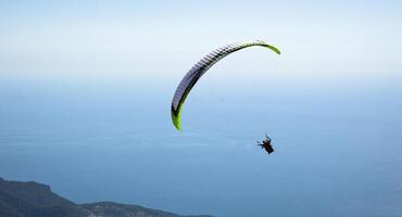 parachutespringen Bij oludeniz foto