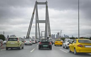 Bosporus brug verkeer Bij stormloop uur foto