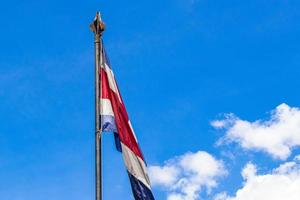 vlag van costa rica blauwe hemel costa ricaanse vlag. foto