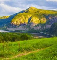 meer vangsmjose en bergpanorama, vang i valdres, innlandet, noorwegen. foto