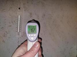 oppervlakte meting met een contactloos thermometer foto