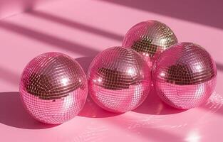 ai gegenereerd vier roze disco ballen Aan een roze achtergrond, knal inspiratie, gespiegeld, happycore, foto