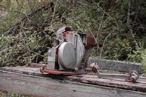 een radioactieve verlaten projector in de stad Pripyat. de natuur verovert de stad foto