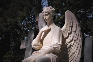 mooie jonge vrouw engel standbeeld met vleugels foto
