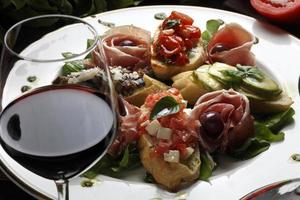 saladebrood en rode wijn