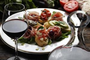 saladebrood en rode wijn