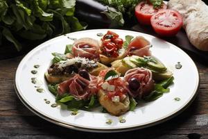 droge tomatensalade, brood en rode wijn foto