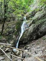 waterleliewaterval in het nationale park camosciara van abruzzo foto