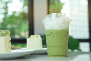 ijskoude matcha groene thee in koffiecafé foto