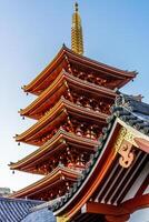 senso-ji vijf verdiepingen pagode gedurende zonsondergang Bij de senso-ji tempel in Tokio, Japan. foto