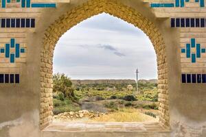 boog Bij de vraaghab mausoleum op zoek uit over- oud meer in Turkmenistan. foto