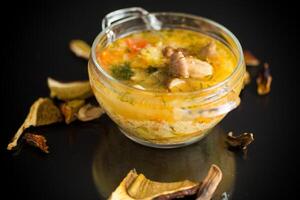 vegetarisch groente soep met porcini champignons in een glas kom foto