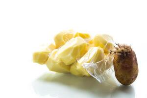 geschild aardappelen Gesloten in een vacuüm zak en oud gekiemd aardappelen foto
