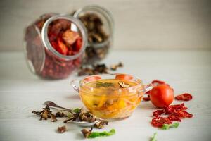 groente soep met droog paddestoelen, droog tomaten foto