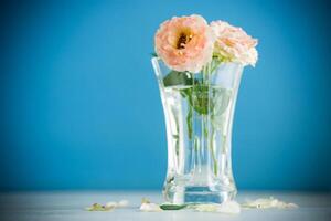 boeket van mooi oranje rozen Aan tafel foto