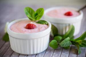 zoet wrongel massa geslagen met vers aardbeien in een kom foto