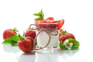 zoet eigengemaakt yoghurt met aardbei jam en vers aardbeien in een glas kop foto