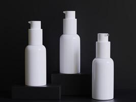 realistisch kunstmatig fles. schoonheid Product houder set, plastic fles illustratie blanco. verstuiven fles, room buis en pot mockup verzameling Aan de podiun 3d. Doorzichtig spa hygiëne voorwerp foto