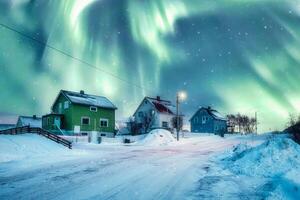 Aurora borealis over- Scandinavisch houten huis met sneeuw gedekt in de nacht Aan winter Bij lofoten eilanden foto