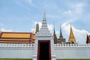 tempel van de smaragd Boeddha, wat phra kaew, wat phra si rotan satsadaram. architectuur van poort, kerk, pagode en muur van Siamees tempel in Bangkok foto