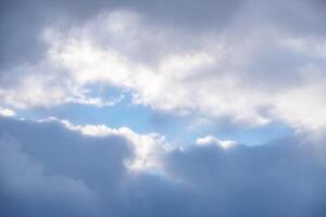 witte wolk op blauwe lucht in zonnige dag foto