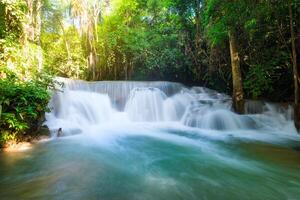 mooi huay mae khamin waterval in tropisch regenwoud Bij srinakarin nationaal park foto