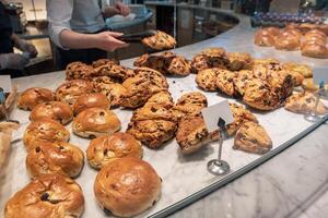 verscheidenheid van brood zijn verkocht Aan de marmeren tafel foto