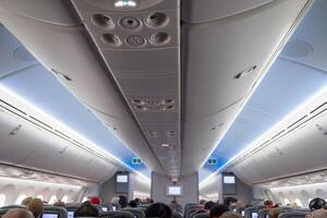 niet geïdentificeerd passagiers zittend Aan stoelen in vliegtuig foto