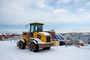 sneeuw ploeg vrachtauto met sneeuwval parkeren in visvangst haven foto