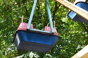 oude kinderen carrousel schommelstoel foto