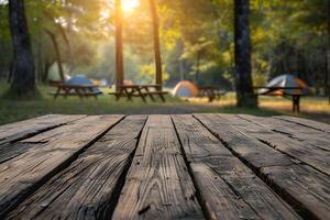 ai gegenereerd voorgrond houten tafel, wazig camping achtergrond, buitenshuis ontsnappen foto
