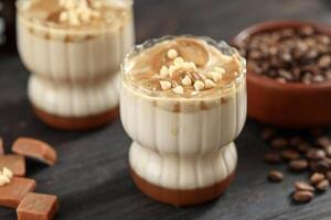 karamel macchiato koffie met wit chocola chips foto