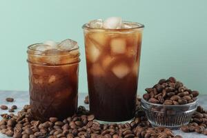 bevroren americano koffie met koffie bonen foto