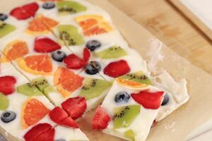 bevroren yoghurt bars met vers fruit toppings foto