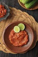 sambal teras, Indonesisch traditioneel chili saus met garnaal Plakken, tomaat, en chili foto