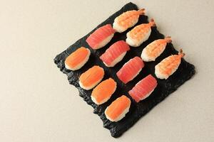 Zalm, tonijn, en garnaal nigiri sushi foto